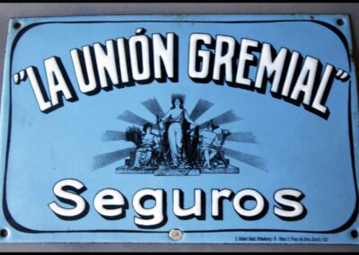 Placa cartel metálico enlosado de La Unión Gremial Compañía de Seguros Sociedad Anónima.