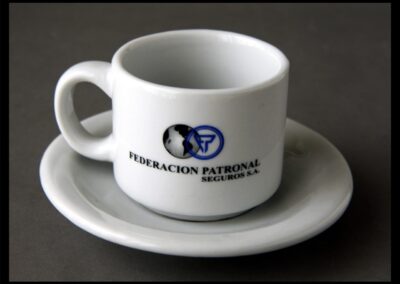 Pocillo y plato de café de Federación Patronal Seguros S. A.