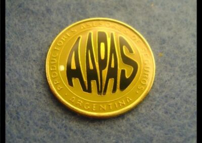 Prendedor de AAPAS – Asociación Argentina de Productores Asesores de Seguros.