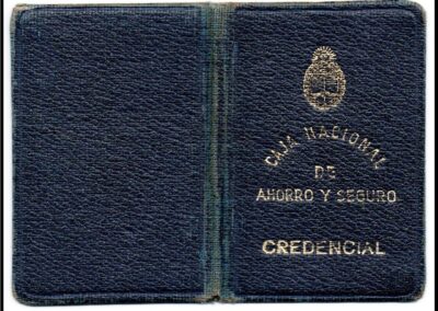 Credencial de la Caja Nacional de Ahorro y Seguro.