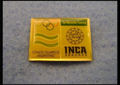 Prendedor alusivo al Comité Olímpico Argentino de Inca Sociedad Anónima Compañía de Seguros.