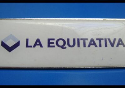 Prendedor de La Equitativa del Plata Sociedad Anónima de Seguros.