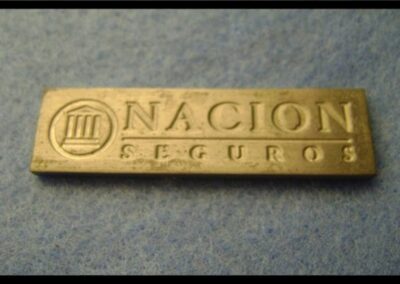 Prendedor de Nación Seguros S. A.