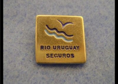 Prendedor de Río Uruguay Cooperativa de Seguros Limitada.