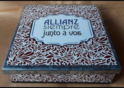 Caja metálica obsequio Allianz Siempre Junto a Vos. Allianz Argentina Compañía de Seguros S.A.