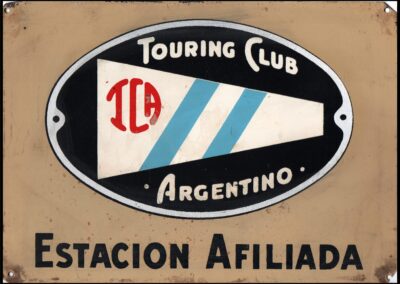 Placa cartel metálico pintado del Touring Club Argentino.