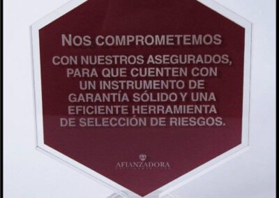 Placa acrílica Nos Comprometemos de Afianzadora Latinoamericana Compañía de Seguros S. A.