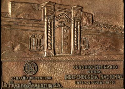 Placa de bronce Sesquicentenario de la Independencia Nacional 1816 – 9 de Julio – 1966. Compañía de Seguros La Franco Argentina S. A.
