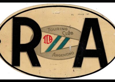 Placa metálica R A – República Argentina del Touring Club Argentino.