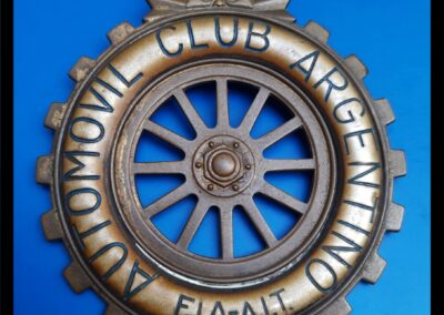 Insignia del Automóvil Club Argentino – F.I.A. – A.I.T. –