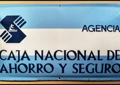 Placa cartel metálico enlosado de Caja Nacional de Ahorro y Seguro.