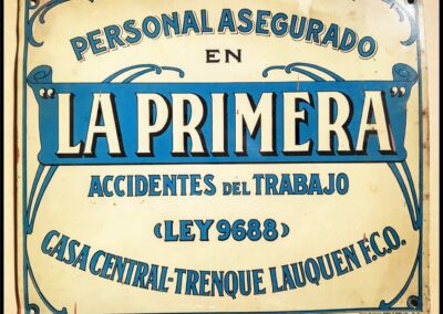 Placa cartel metálico pintado de Personal Asegurado en La Primera Compañía Argentina de Seguros Generales S. A.