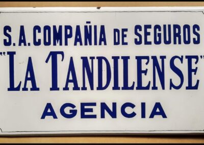 Placa cartel metálico enlosado de La Tandilense S. A. Compañía de Seguros.