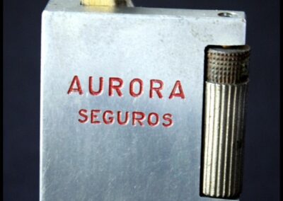 Encendedor metálico a bencina de Aurora Seguros.