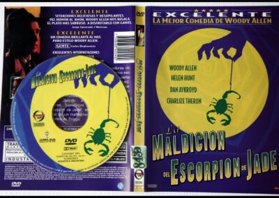 La Maldición del Escorpión de Jade. Película de comedia-crimen del año 2001. Escrita, Dirigida y Protagonizada por Woody Allen, El reparto también incluye a Helen Hunt, Charlize Theron, Dan Aykroyd.