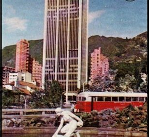 Tarjeta Postal del año 1982 vista del Edificio Corporativo de Seguros Tequendama.