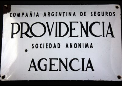 Placa cartel metálico enlosado de Providencia Compañía Argentina de Seguros S. A.