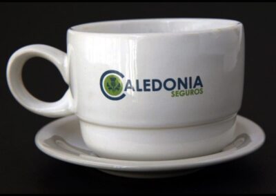 Taza de Café con plato de Caledonia Argentina Compañía de Seguros S. A.