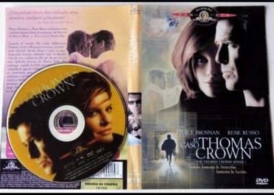 El Caso Thomas Crown. Película de 1999, es una adaptación de la película homónima del año 1968. Dirigida por John Mc Tieman y Protagonizada por Pierce Brosnan y Rene Russo.