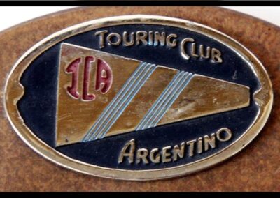 Insignia del Touring Club Argentino.