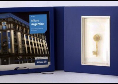 Plaqueta y Libro Conmemorativos por la Inauguración de su Nueva Casa Central de Allianz Argentina Compañía de Seguros S. A. Año 2011.