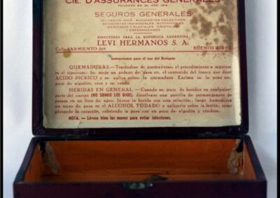 Botiquín de Primeros Auxilios de Compagnie D’Assurances Generales. Directores para la República Argentina Levi Hnos. S. A.