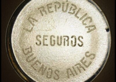 Pisapapeles de La República Compañía Argentina de Seguros Generales S. A.