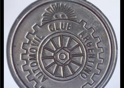 Insignia del Automóvil Club Argentino.