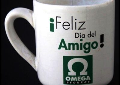 Taza de café ¡Feliz día del Amigo! de Omega Seguros Sociedad Anónima.