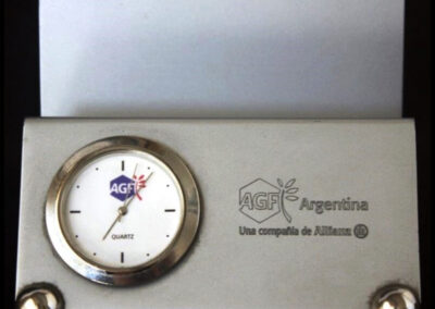 Reloj de Escritorio con Porta Papeles. AGF Argentina Compañía de Seguros S. A. una Compañía de Allianz Argentina Compañía de Seguros Generales S. A.