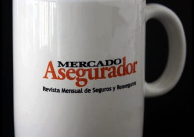 Taza «45 Aniversario» 1977 – 2022 de Mercado Asegurador. Revista Mensual de Seguros y Reaseguros.