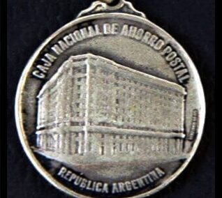Medalla Inauguración de su Nuevo Edificio. La Institución a sus Colaboradores. 1942. Caja Nacional de Ahorro Postal.