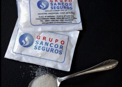 Sobre de azúcar con publicidad de Grupo Sancor Seguros.