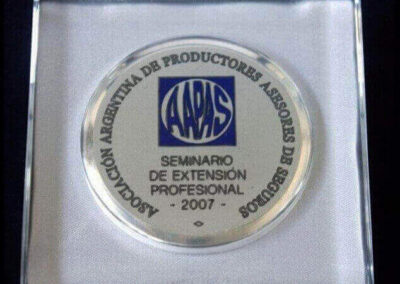Plaqueta agradecimiento por el Seminario de Extención Profesional Año 2007. AAPAS – Asociación Argentina de Productores Asesores de Seguros.