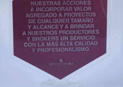 Placa acrílica «Orientamos Nuestras Acciones» de Afianzadora Latinoamericana Compañía de Seguros S. A.