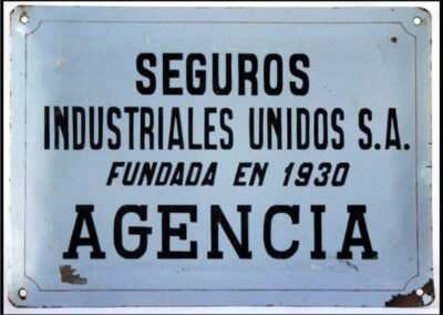 Placa cartel metálico enlosado «Agencia» de Industriales Unidos Compañía Argentina de Seguros S. A.