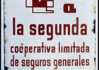 Placa cartel metálico enlosado de La Segunda Cooperativa Limitada de Seguros Generales.La Segunda Cooperativa Limitada de Seguros Generales.