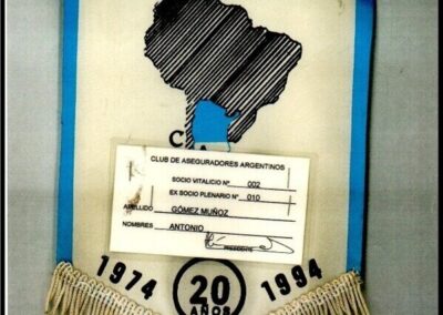 Fotografía del Banderín «20 Años» 1974 – 1994 del Club de Aseguradores Argentinos.